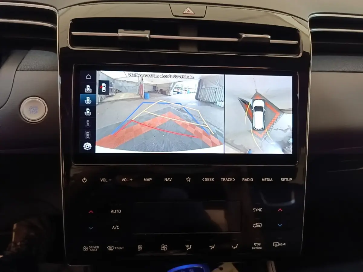 Écran tactile central du Hyundai Tucson blanc 2022 montrant la caméra 360° d’aide au stationnement.