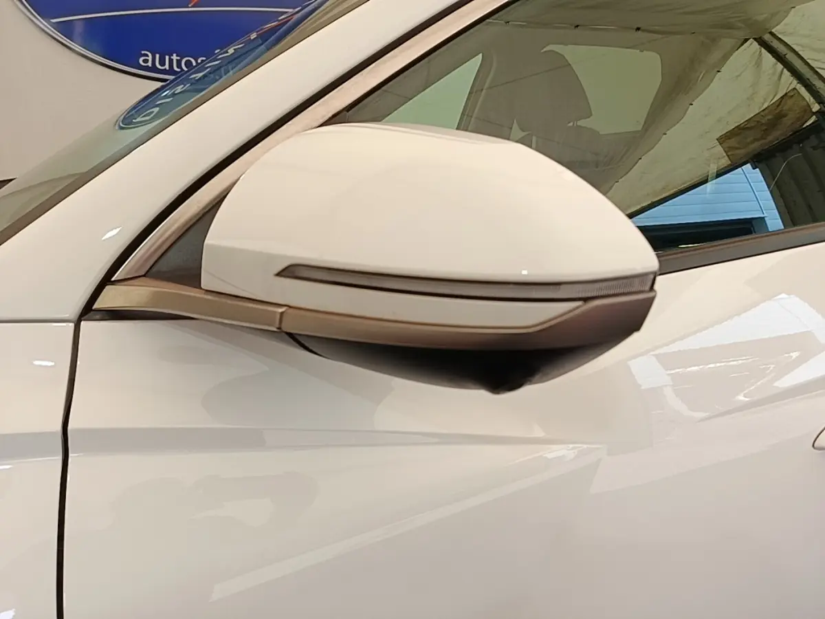 Gros plan sur le rétroviseur côté gauche blanc du Hyundai Tucson 1.6 Hybrid 230 Executive 2022.
