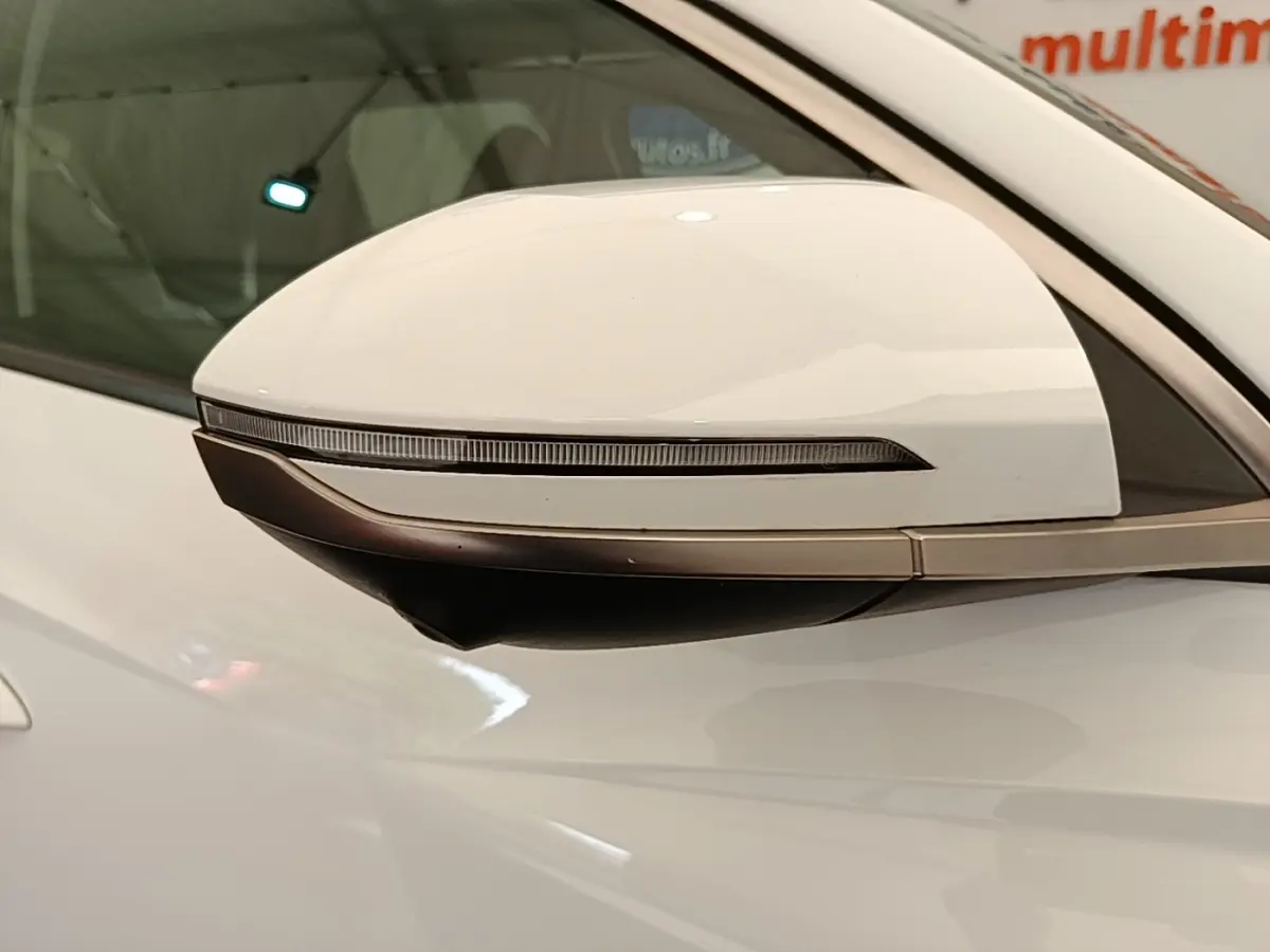 Rétroviseur droit blanc du Hyundai Tucson 1.6 Hybrid 230 Executive 2022 avec clignotant intégré.