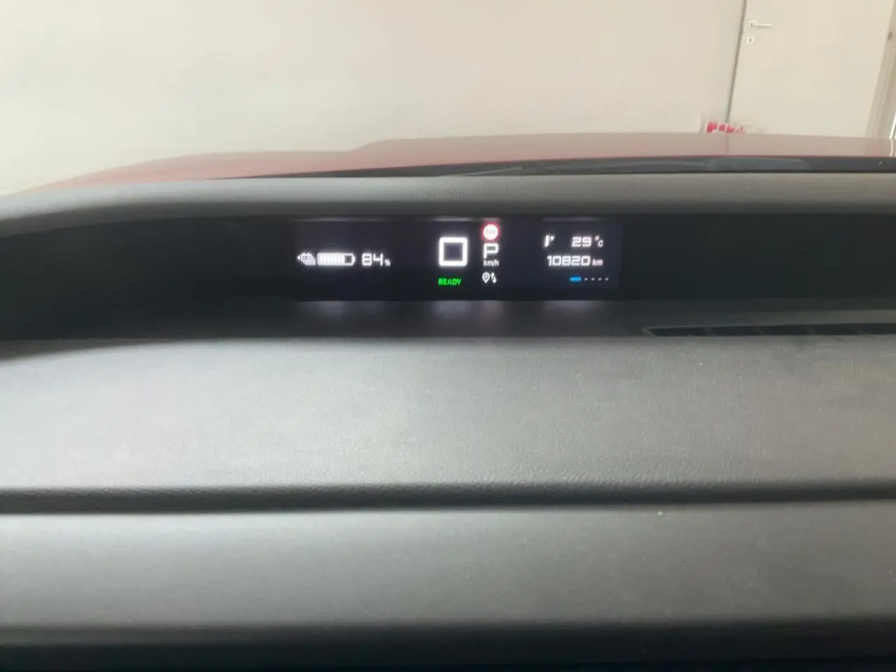 Affichage numérique central du tableau de bord de la Citroën C3 ë-113 Berline Max 2025, indiquant batterie à 84% et 10820 km.