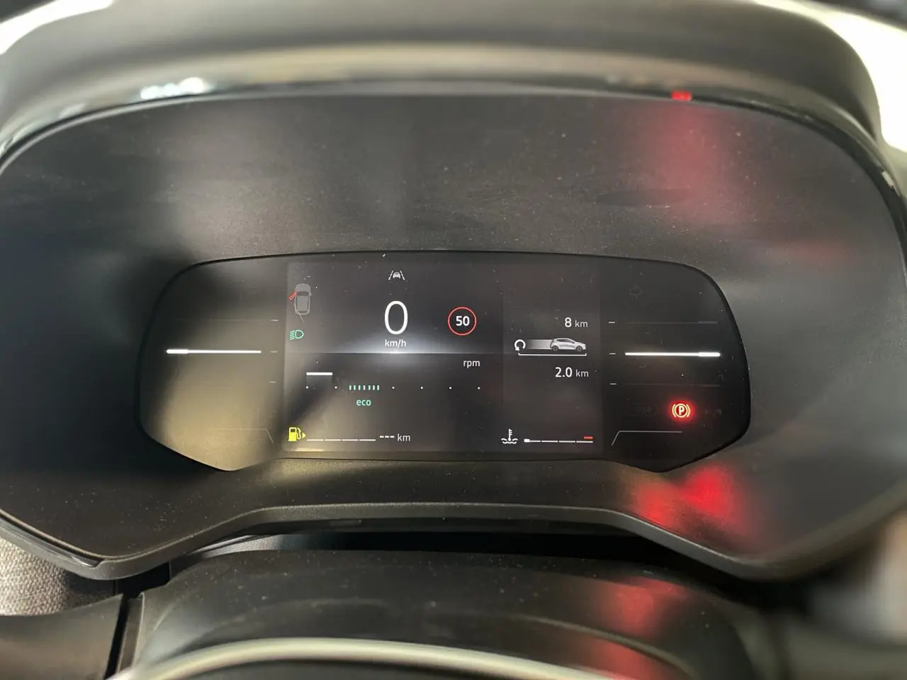 Compteur numérique couleur 7 pouces de Renault Clio 2025 affichant vitesse, alertes et autonomie en mode eco.