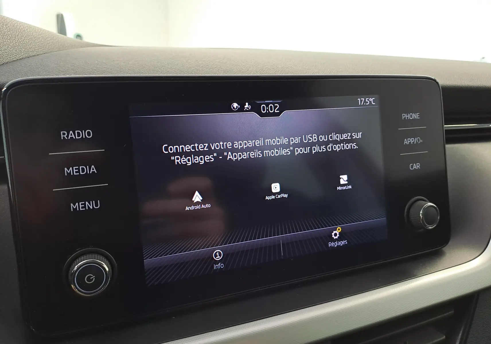 Écran tactile central du Skoda Kamiq 2024 affichant les options de connexion mobile avec commandes tactiles autour.