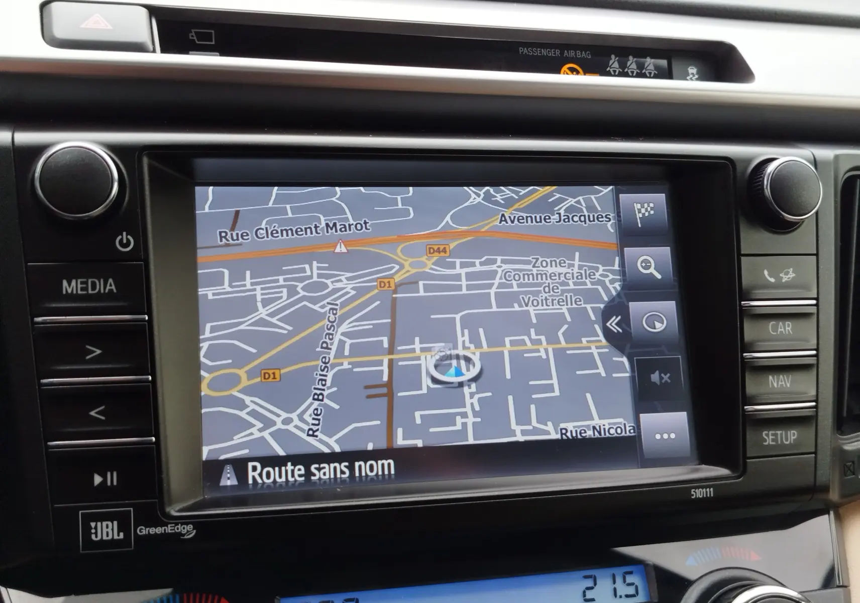 Écran de navigation GPS affichant une carte détaillée dans le tableau de bord du Toyota RAV4 noir cobalt 2017.