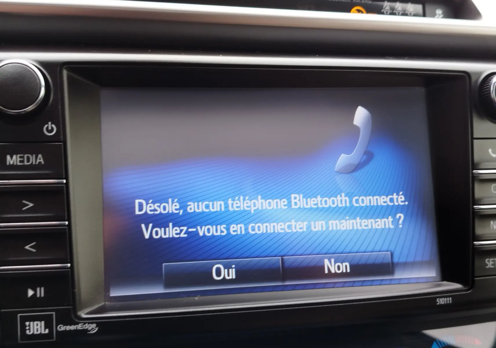 Écran central tactile du Toyota RAV4 2017 Noir Cobalt affichant un message de connexion Bluetooth sans téléphone appairé.