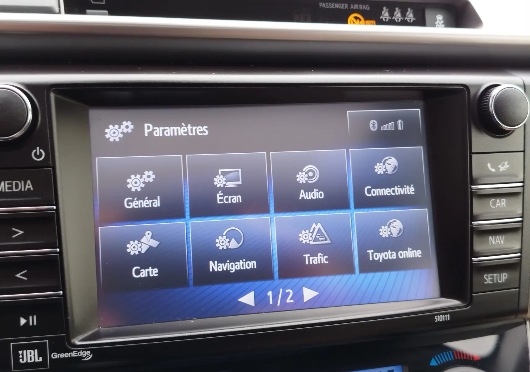 Écran tactile central du Toyota RAV4 2017 affichant le menu des paramètres avec options de navigation et connectivité.