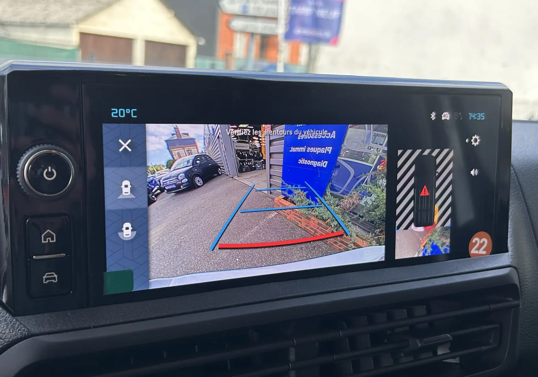 Écran de caméra de recul du Citroën Jumpy blanc, affichant les lignes de guidage et l'environnement arrière du véhicule.