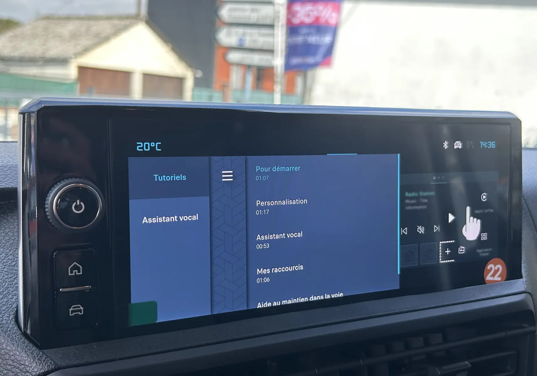 Écran tactile central du tableau de bord du Citroën Jumpy blanc, affichant le menu assistant vocal en intérieur jour.
