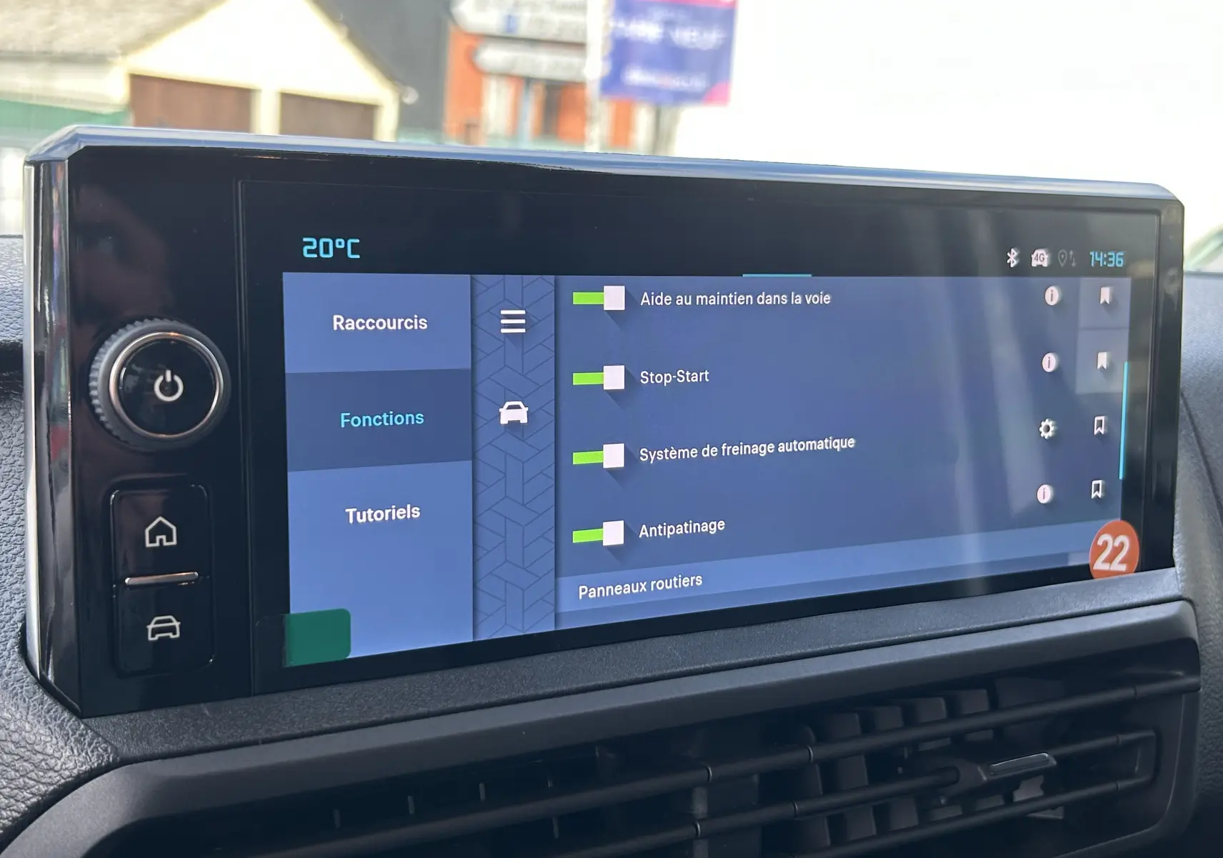Écran tactile central du tableau de bord du Citroën Jumpy blanc, affichant les fonctions d’aide à la conduite.