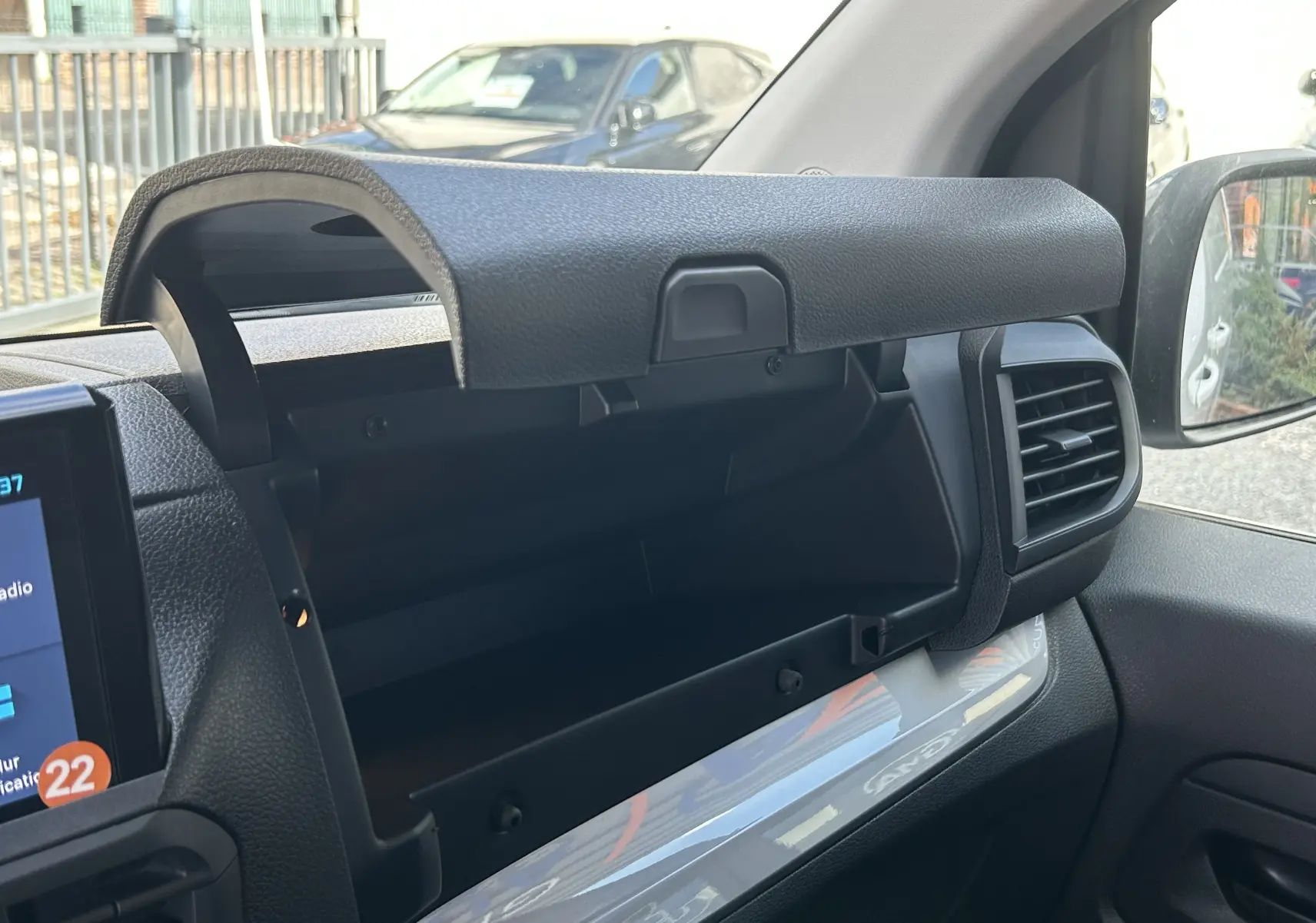 Vue intérieure côté passager du coffre à gants ouvert du Citroën Jumpy blanc 2025, avec tableau de bord et aérateur visibles.