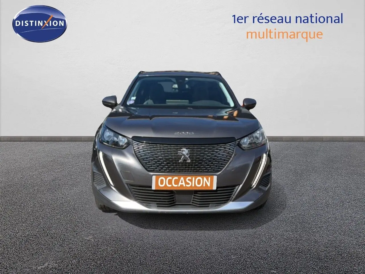 Vue de face d'un Peugeot 2008 gris platinium avec calandre distinctive et plaque "OCCASION" visible.