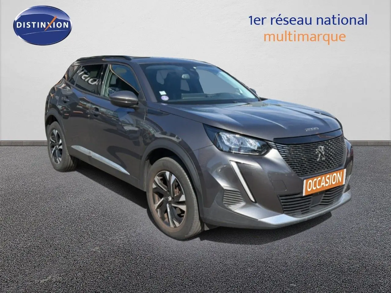 Peugeot 2008 gris platinium en 3/4 avant droit, SUV compact avec calandre noire et feux LED distinctifs.