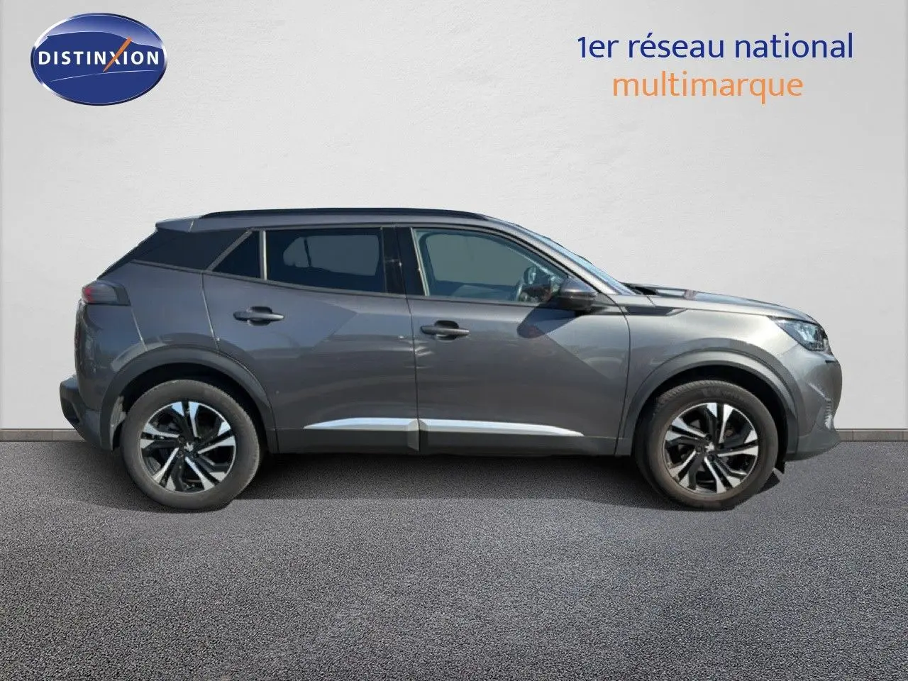 Profil droit du Peugeot 2008 gris platinium de 2020, version 1.2 PureTech 130 Allure avec jantes bi-ton et toit noir.