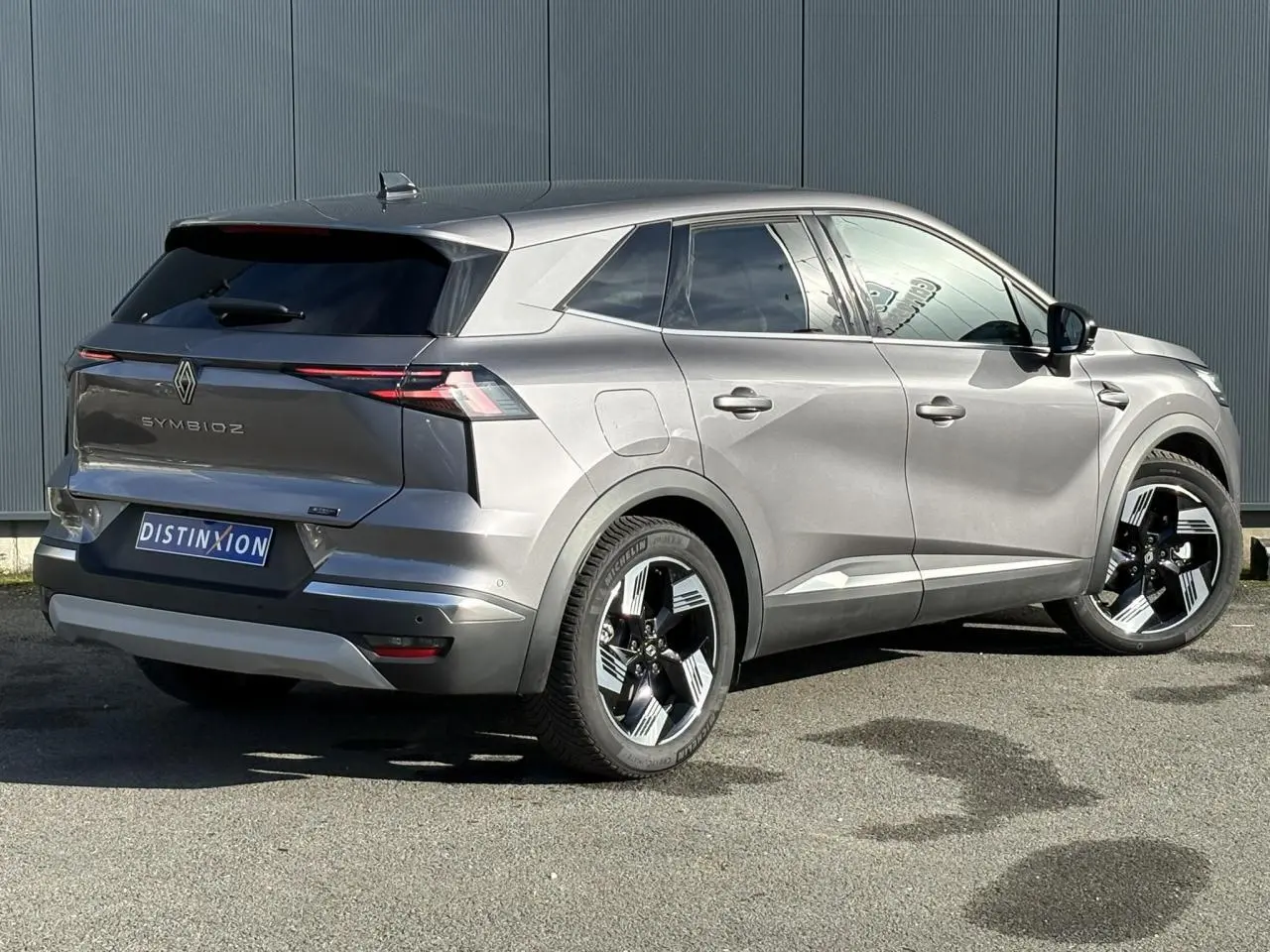Vue 3/4 arrière droite du Renault Symbioz gris Cassiopée avec jantes 18 pouces et hayon mains libres.