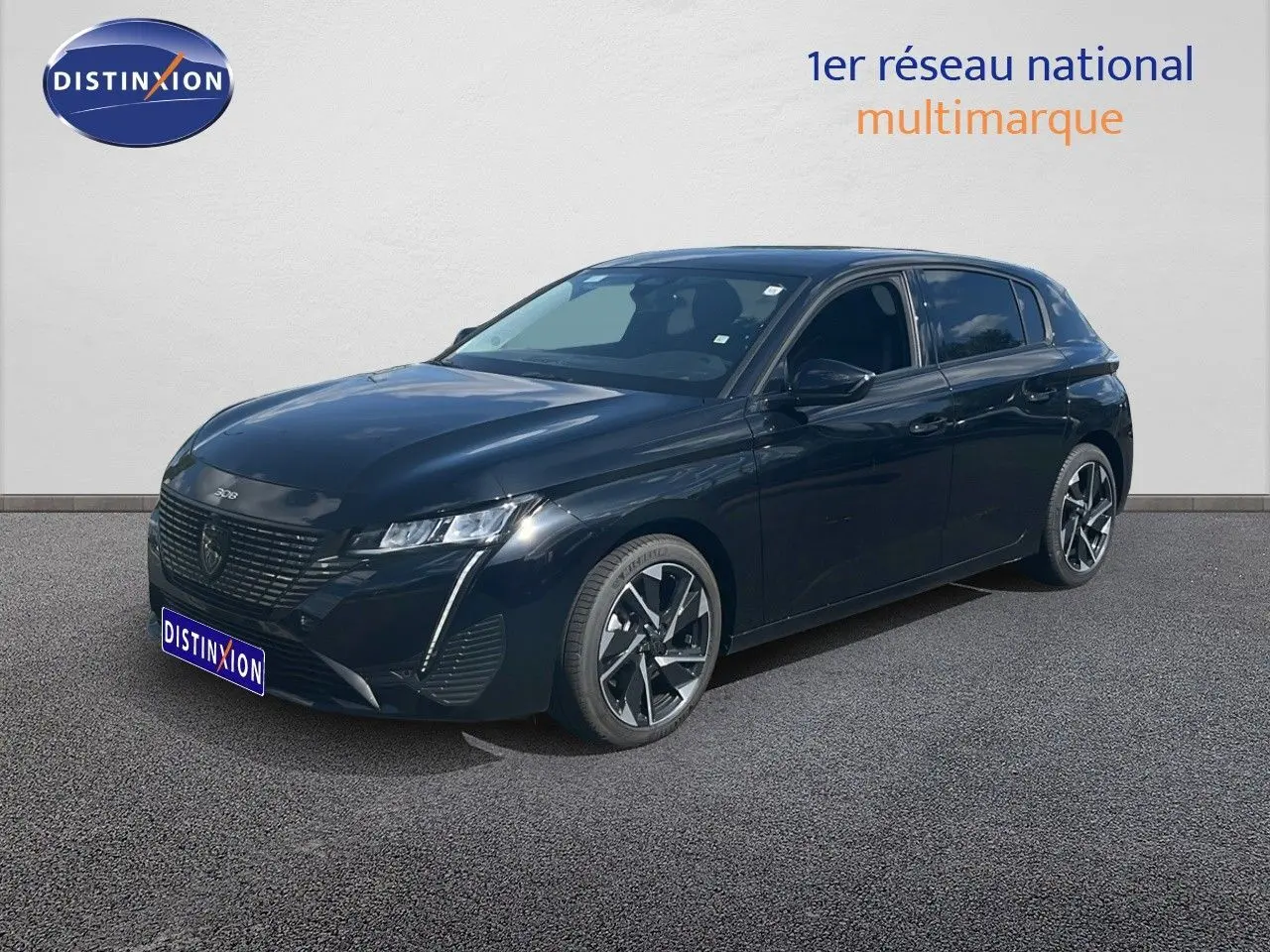 Peugeot 308 Hybrid noir métal vue 3/4 avant droit, avec jantes alliage et calandre distinctive.
