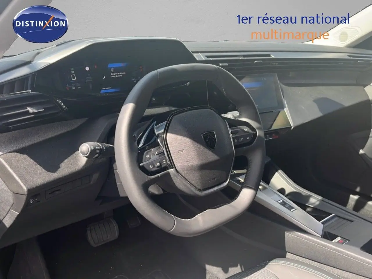 Intérieur de la Peugeot 308 Hybrid 145ch 2025, vue du poste de conduite avec volant cuir noir et tableau de bord digital.