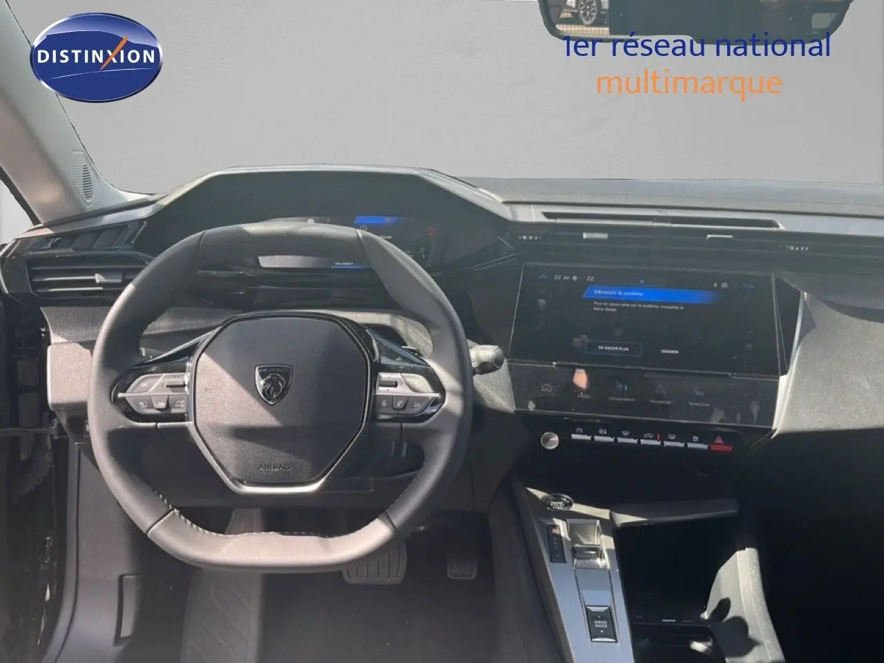 Vue intérieure centrée sur le volant Peugeot 308 noir métal, tableau de bord digital et écran tactile moderne.