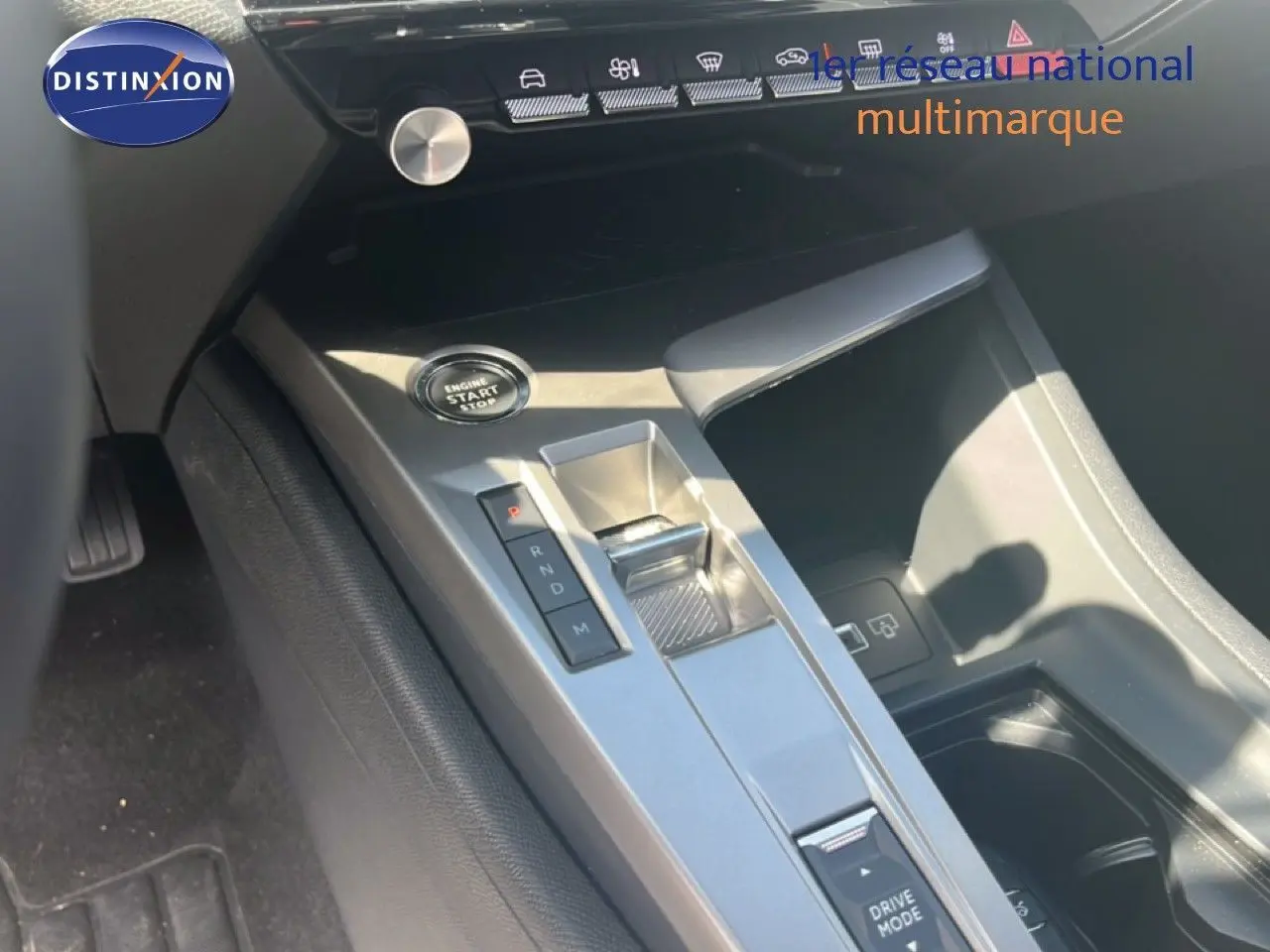 Gros plan sur la console centrale de la Peugeot 308 noir métal 2025, avec bouton start/stop et sélecteur de boîte auto.