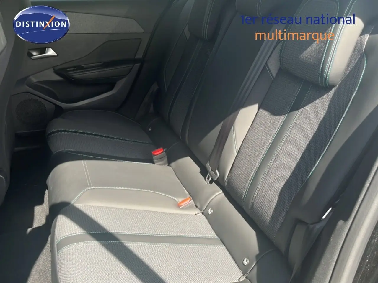 Vue intérieure côté droit des sièges arrière en tissu et cuir gris noir de la Peugeot 308 Hybrid 2025 noir métal.