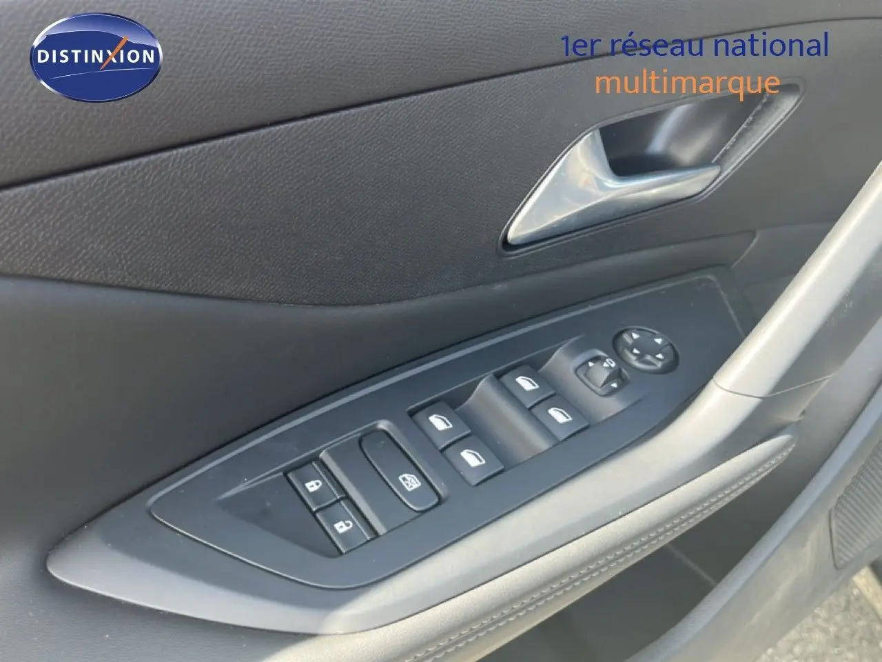 Détail de la commande des vitres et rétroviseurs côté conducteur de la Peugeot 308 Hybrid 2025 noir métal.