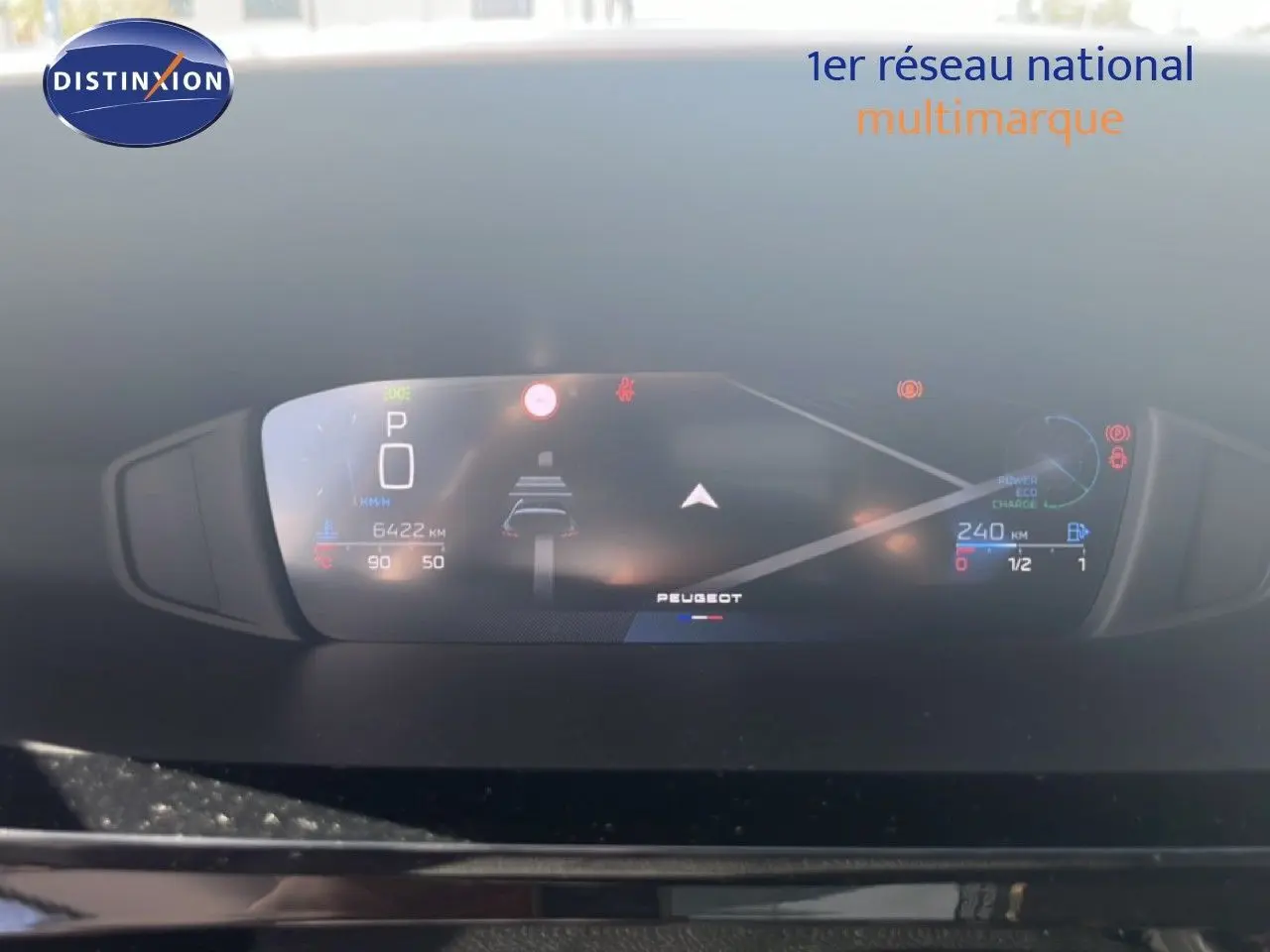 Tableau de bord numérique de Peugeot 308 Hybrid 145ch, affichage clair avec indicateurs de vitesse et autonomie.