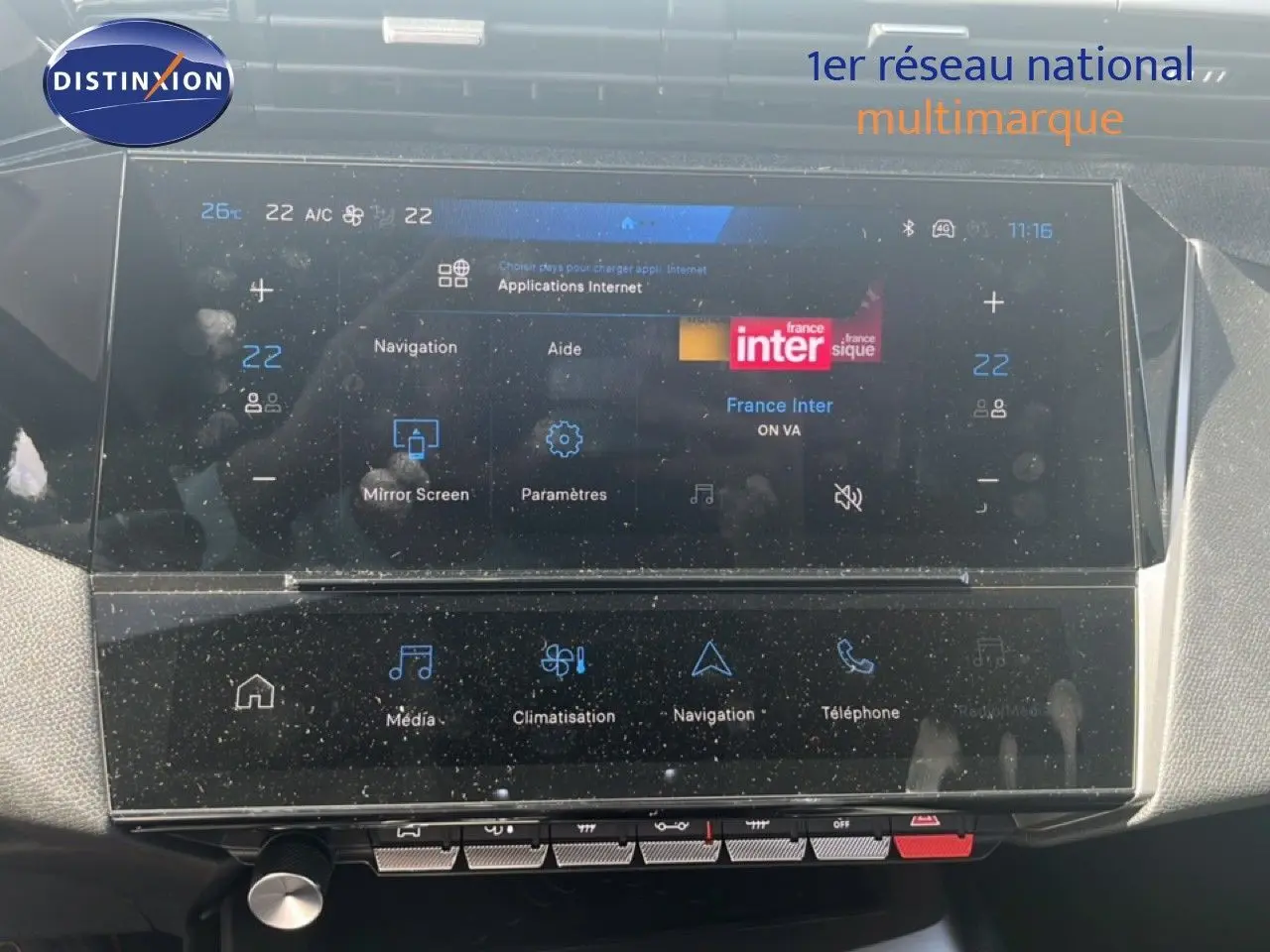 Écran tactile central de la Peugeot 308 Hybrid 2025, affichant la radio France Inter et les commandes de climatisation.