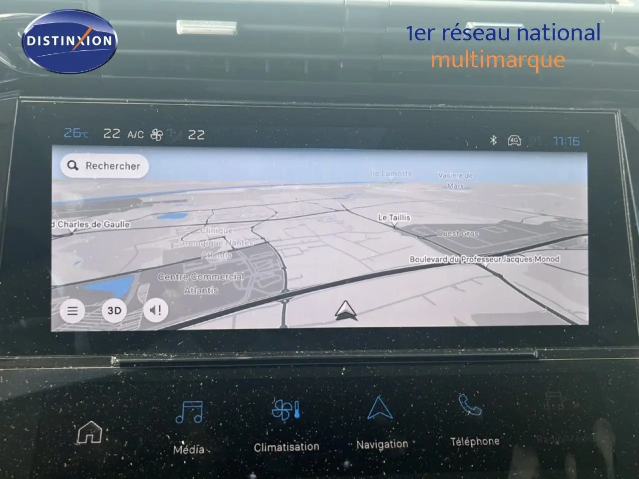 Écran tactile central affichant la navigation GPS dans une Peugeot 308 Hybrid noire, vue intérieure frontale.