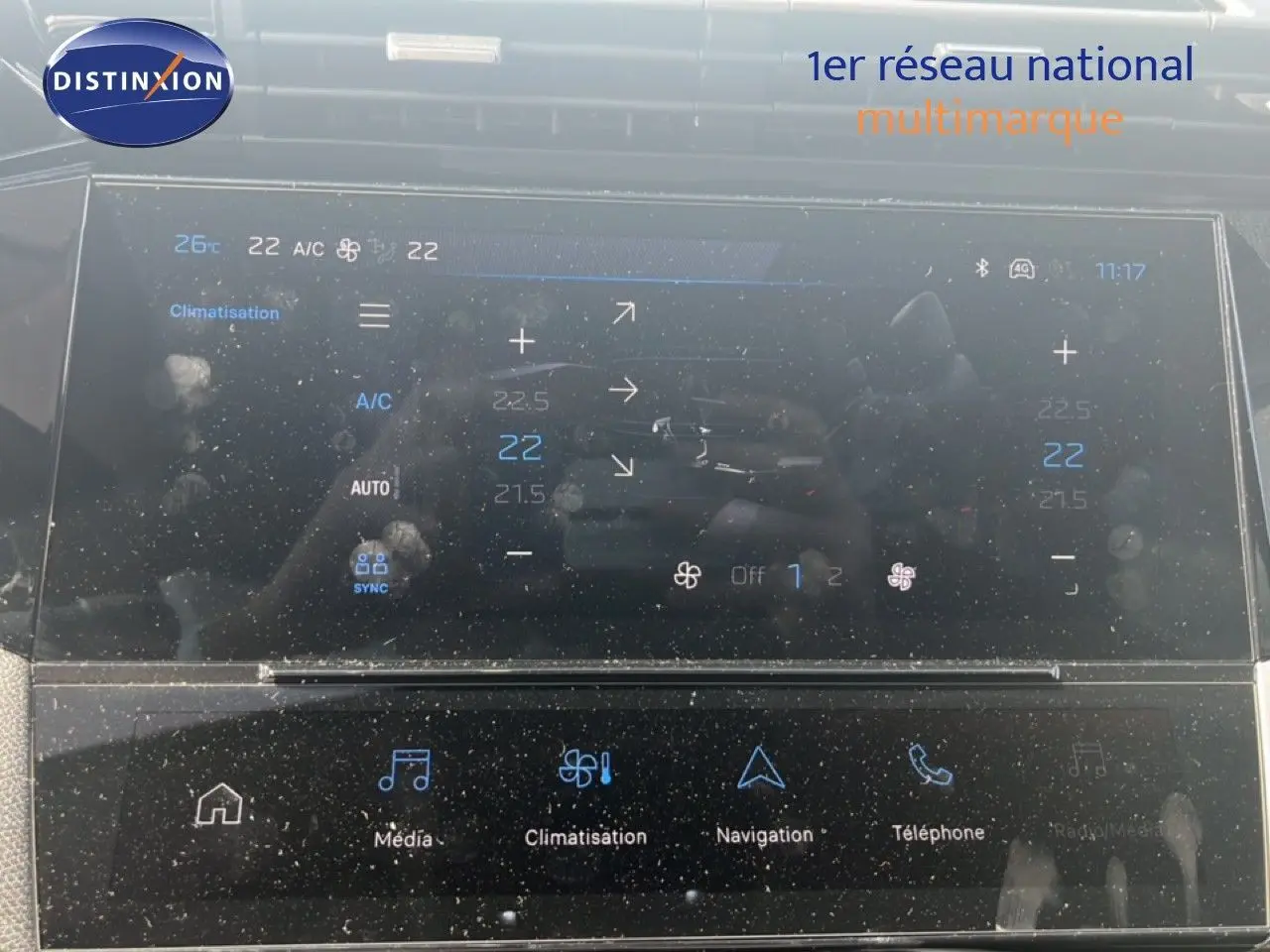 Écran tactile intérieur de la Peugeot 308 Hybrid 2025 montrant les réglages de climatisation en mode double zone.