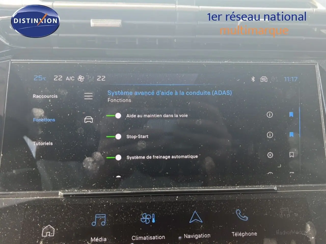 Écran tactile intérieur de la Peugeot 308 noir métal 2025 montrant les aides à la conduite avancées.