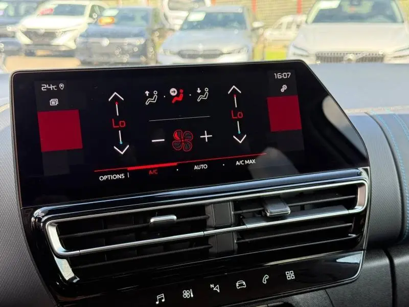 Écran tactile central du tableau de bord du Citroën C5 Aircross 2025 affichant la climatisation automatique.