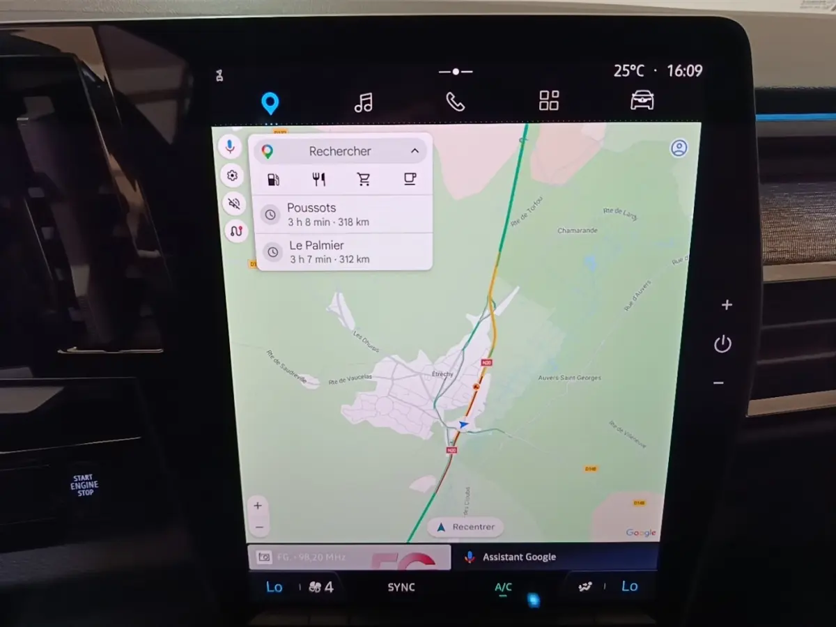 Écran tactile central 12 pouces du Renault Austral blanc 2023 affichant la navigation 3D avec options de recherche.