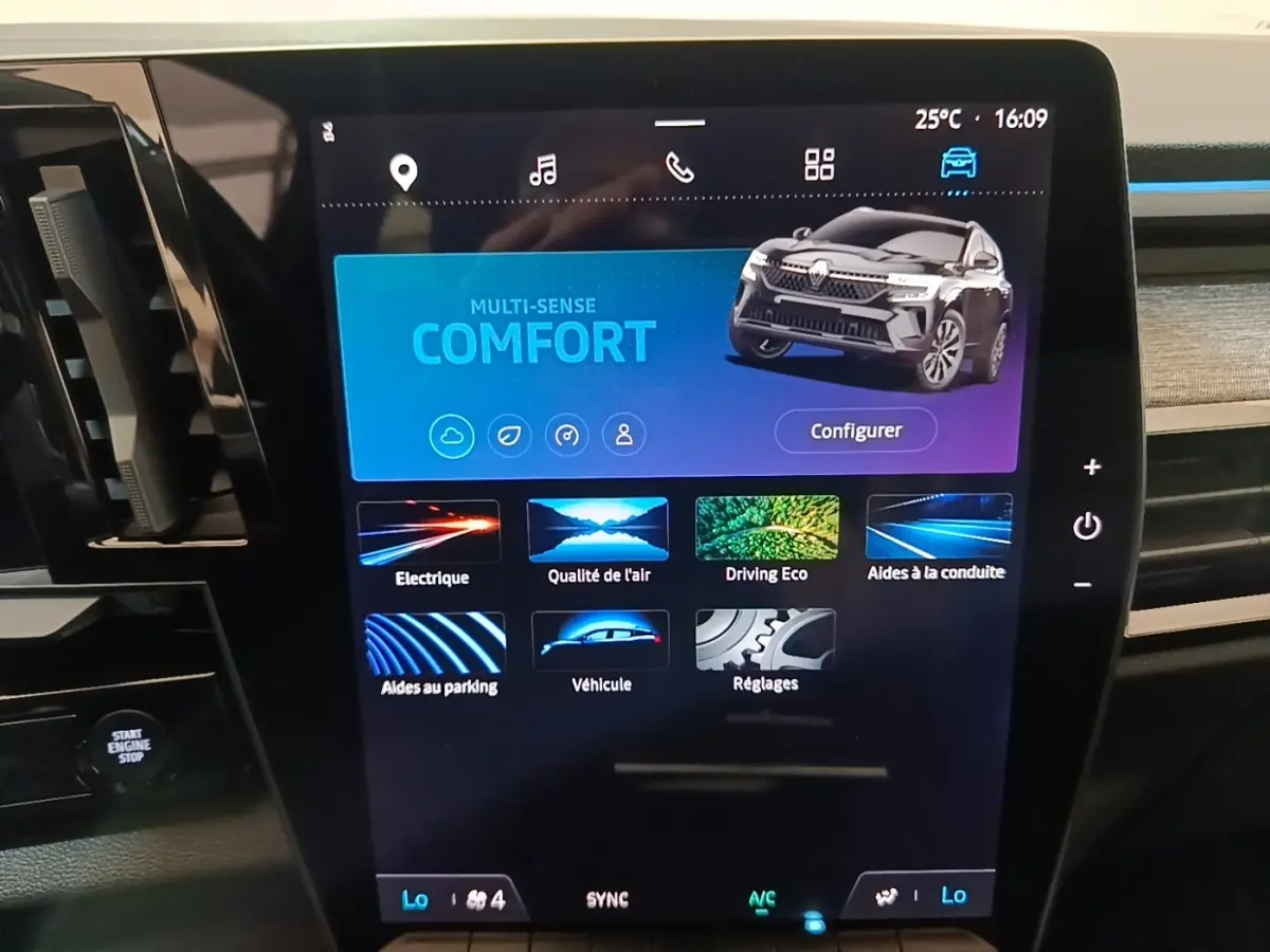 Écran tactile central du Renault Austral blanc 2023 affichant le mode de conduite Comfort en interface moderne.