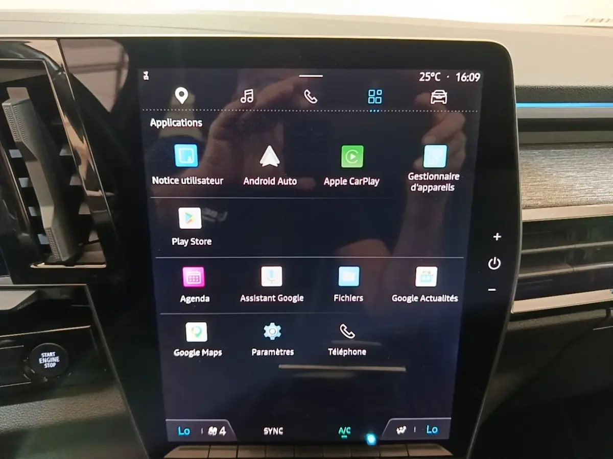 Écran tactile central de 12 pouces du Renault Austral blanc 2023, affichant les applications connectées Android Auto et Apple CarPlay.