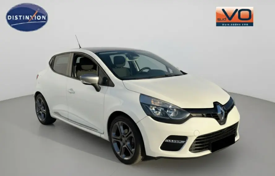 Renault Clio IV TCe 120 GT blanc vue 3/4 avant droit avec jantes alliage 17 pouces et feux diurnes LED.
