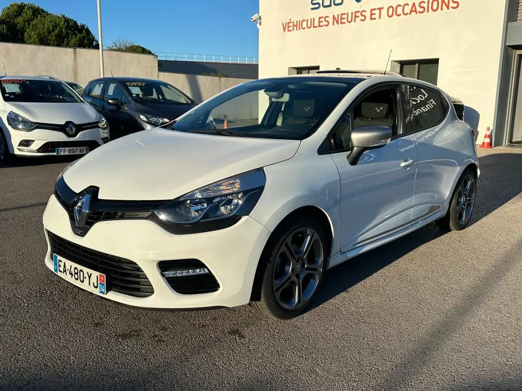 Renault Clio IV TCe 120 GT blanc vue 3/4 avant droit, jantes alliage 17 pouces et vitres surteintées visibles.