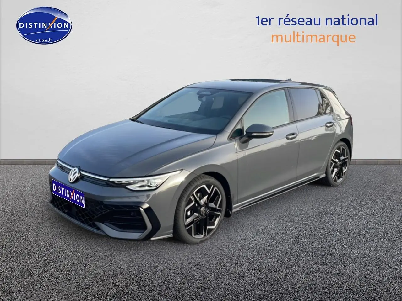 Volkswagen Golf 1.5 etsi evo2 150 R-Line gris vue 3/4 avant avec jantes alu noires distinctives.