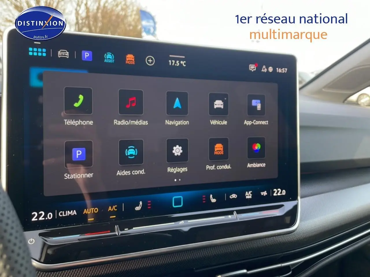 Écran tactile central de la Volkswagen Golf gris 2026, affichant les menus multimédia et navigation, intérieur moderne.