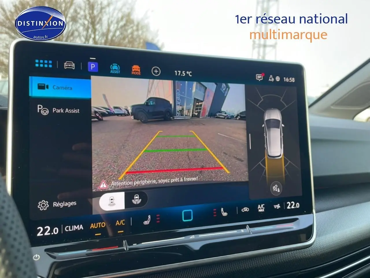 Vue de l'écran multimédia affichant la caméra de recul et l'aide au stationnement de la Volkswagen Golf gris 3/4 arrière.