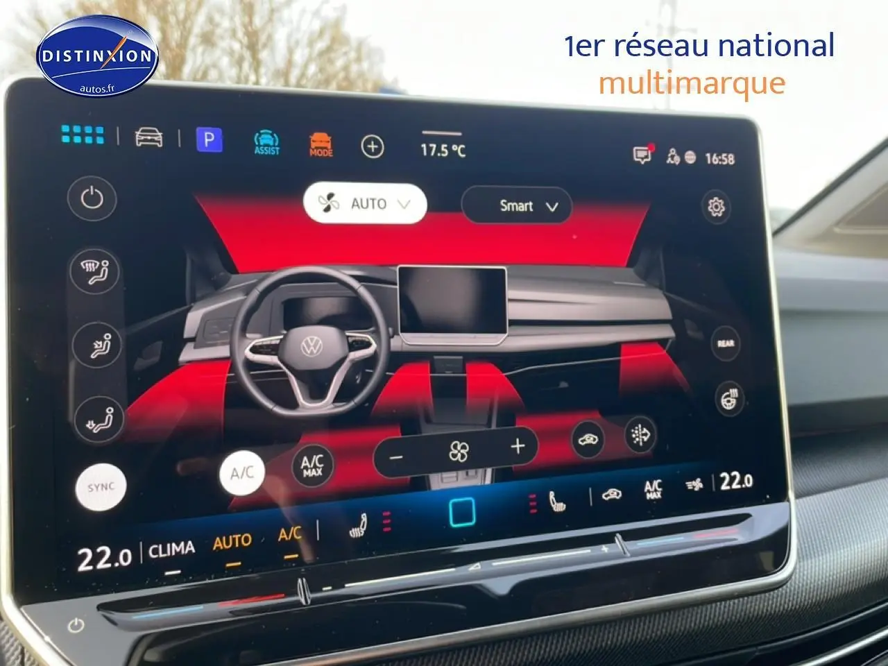 Écran tactile intérieur de la Volkswagen Golf 2026 affichant la commande de climatisation et tableau de bord moderne.