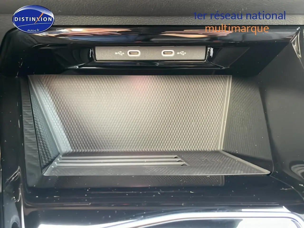 Gros plan sur la console centrale noire avec deux ports USB-C visibles dans une Volkswagen Golf gris 2026.