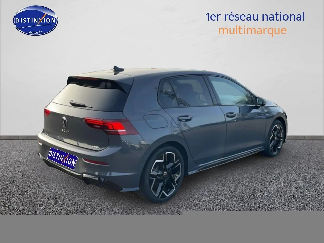 Vue 3/4 arrière droite d'une Volkswagen Golf gris foncé avec jantes alliage et vitres arrière surteintées.