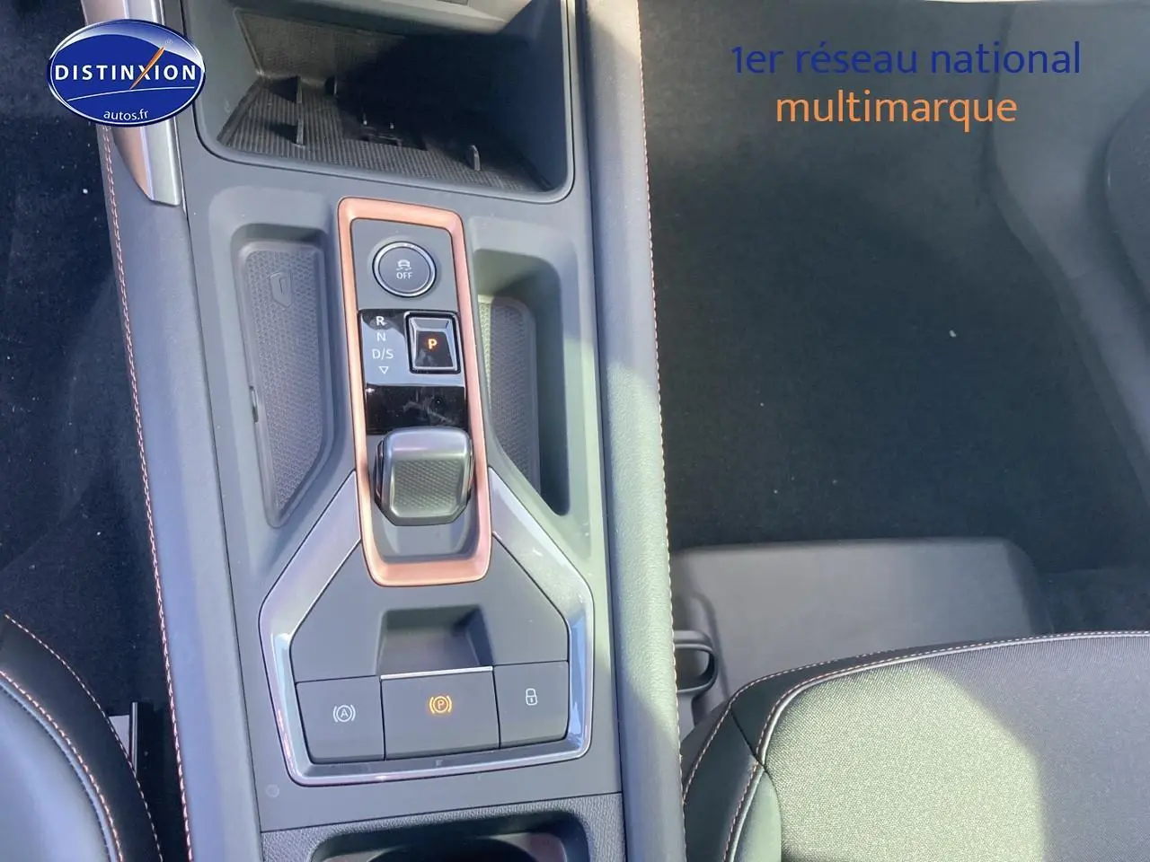 Vue rapprochée de la console centrale du CUPRA Formentor noir midnight, mettant en valeur la commande de boîte automatique et les boutons de fonction.