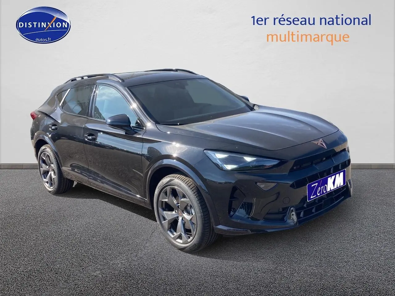Vue 3/4 avant d'un CUPRA Formentor 1.5 etsi hybrid noir midnight avec jantes alu 18 pouces et barres de toit.