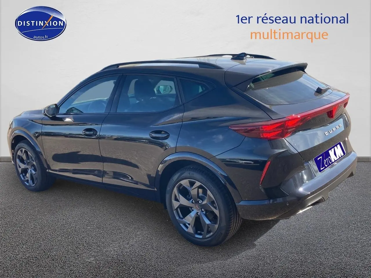 Vue 3/4 arrière droite du SUV CUPRA Formentor noir midnight avec jantes alu et feux arrière LED étirés.