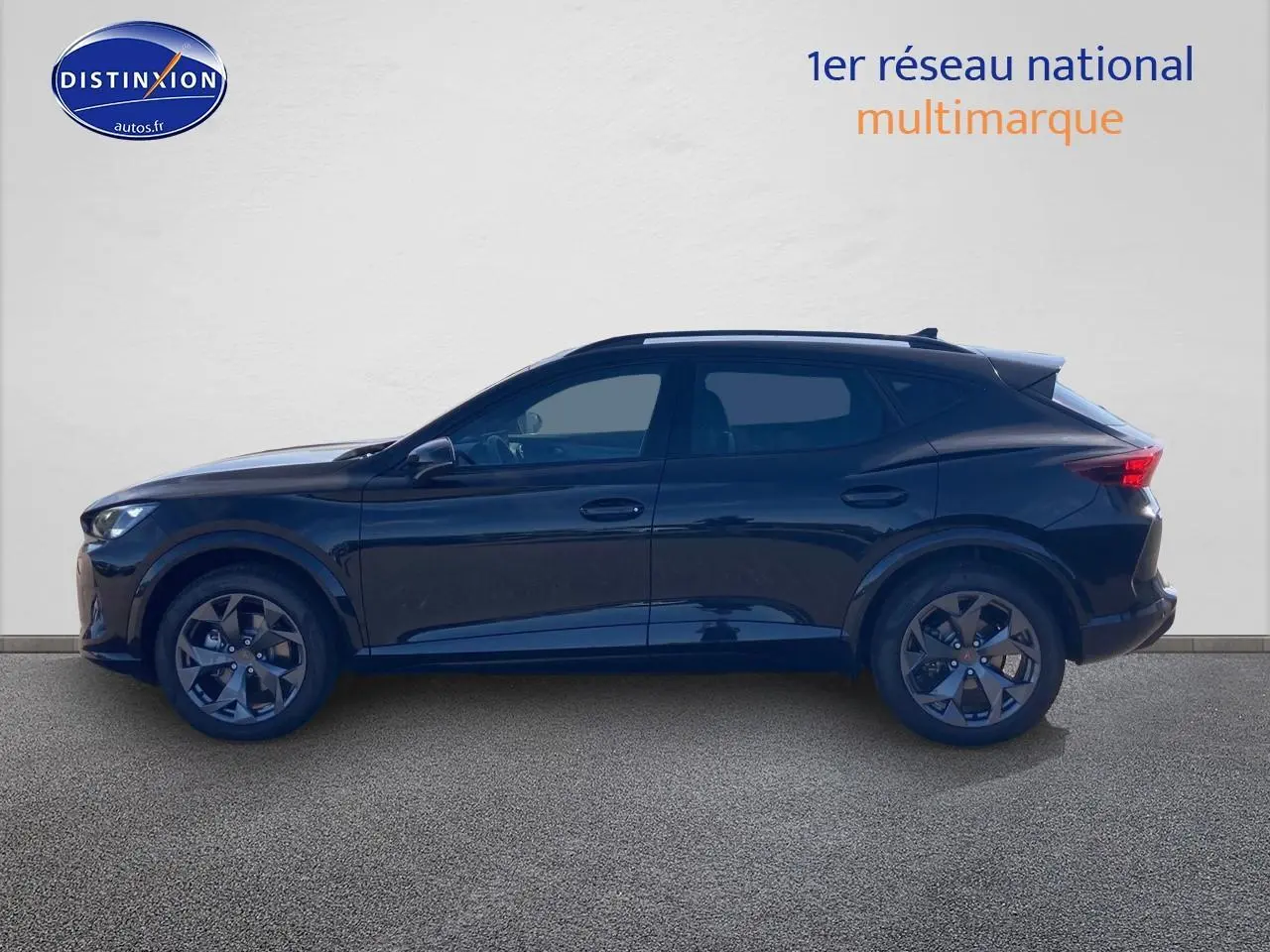 Profil latéral gauche d'un SUV CUPRA Formentor 2025 noir midnight avec jantes alu 18 pouces et barres de toit.