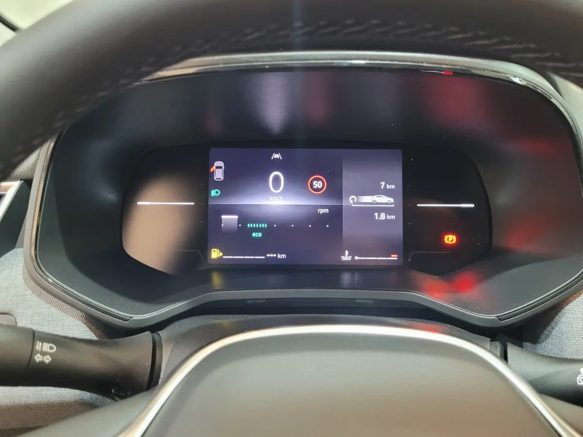 Combiné d'instruments numérique de la Renault Clio 2025 affichant la vitesse, l'autonomie et alertes au tableau de bord.