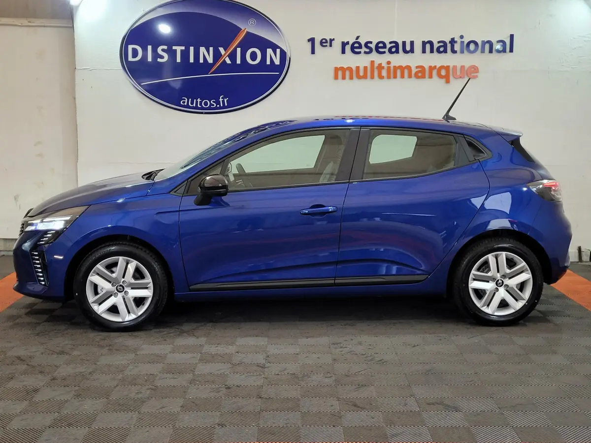 Profil côté gauche d'une Renault Clio bleu 2025 Evolution Blue dCi 100 avec jantes alliage et feux LED visibles.