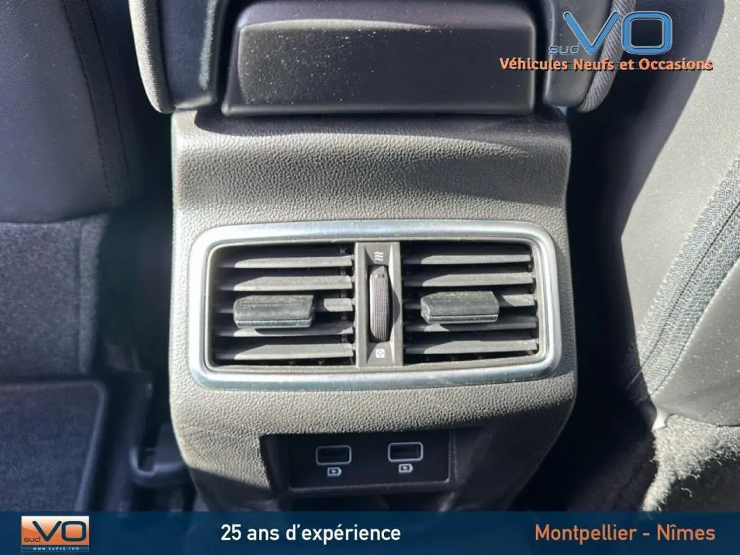 Bouches d'aération arrière et prises USB de la Renault Mégane IV Berline gris clair, vue intérieure rapprochée.