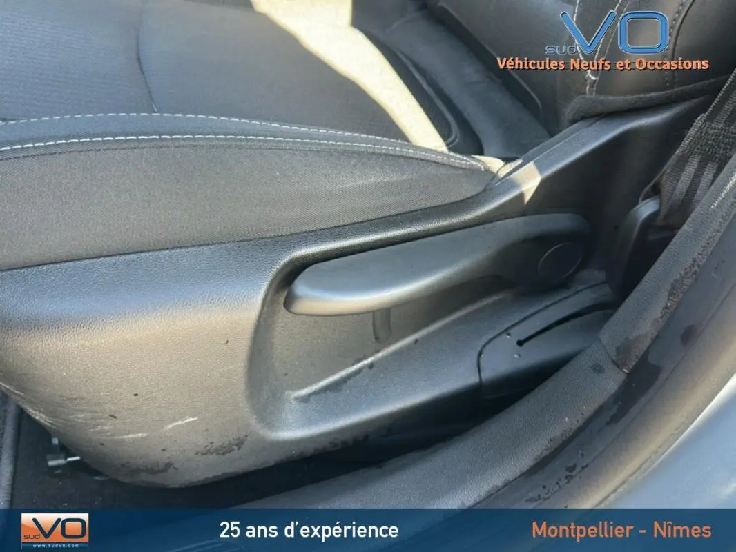 Détail de la manette de réglage du siège côté conducteur d'une Renault Mégane IV gris clair, 2022.