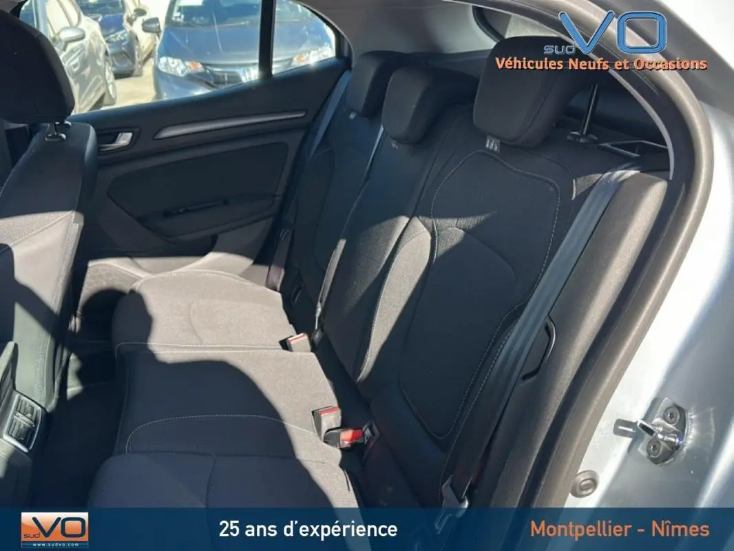 Vue intérieure arrière droite des sièges en tissu noir d'une Renault Mégane IV Berline gris clair 2022.