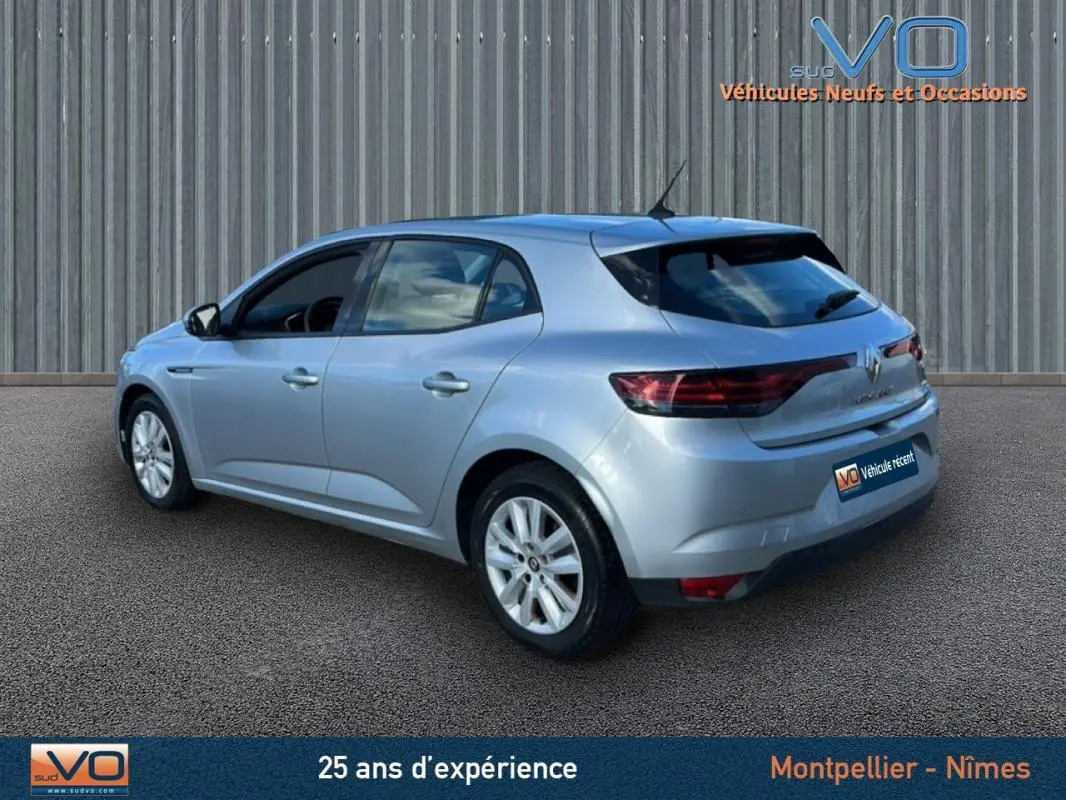 Renault Mégane IV gris clair vue en 3/4 arrière côté gauche sur fond neutre avec jantes 16 pouces.